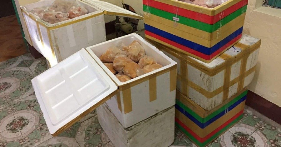Bước 3: Sắp xếp hàng đông lạnh vào thùng