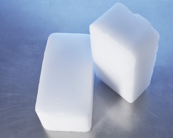 Đá khô (CO₂ rắn) hoặc đá gel (túi giữ lạnh)
