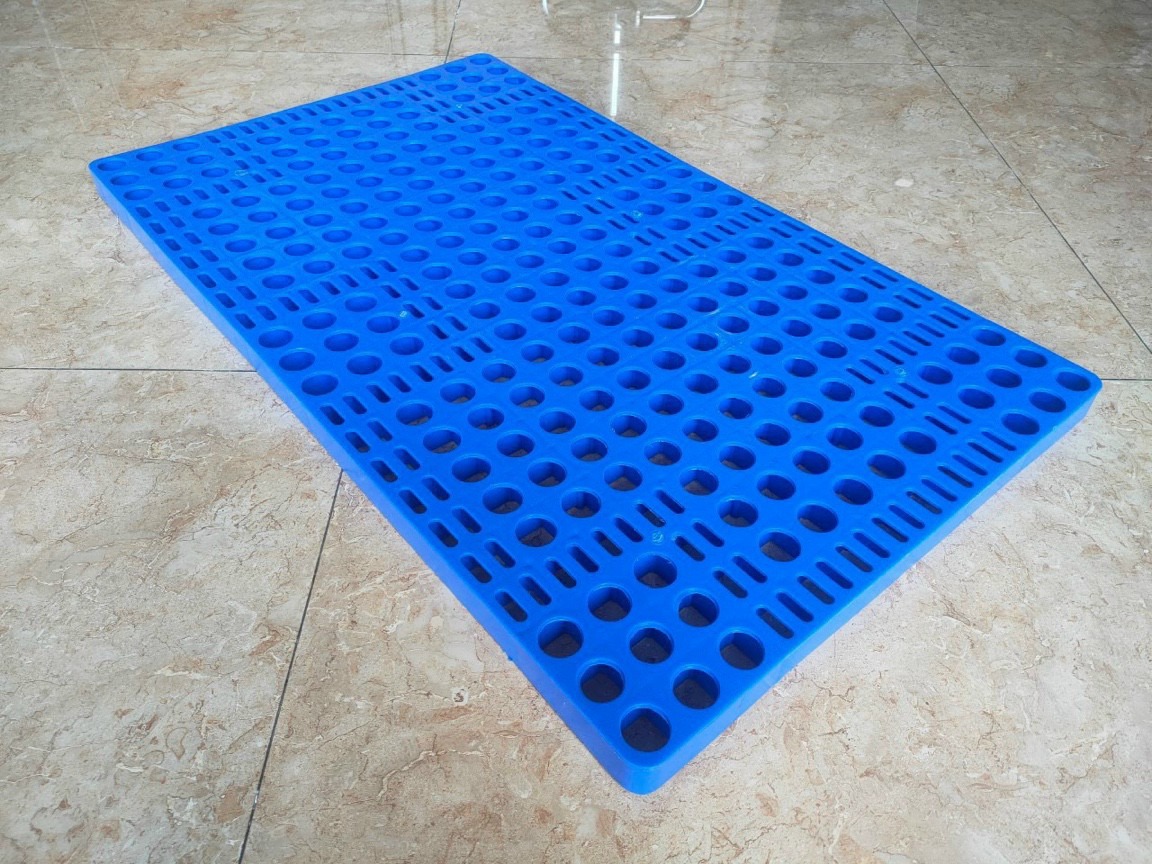 Pallet nhựa nổi bật với khả năng chống nước vượt trội