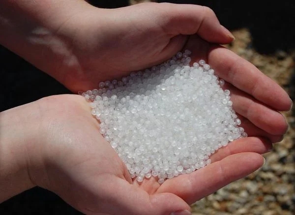 Sau khi thêm phụ gia nhựa PE được ép qua khuôn để tạo hạt nhỏ