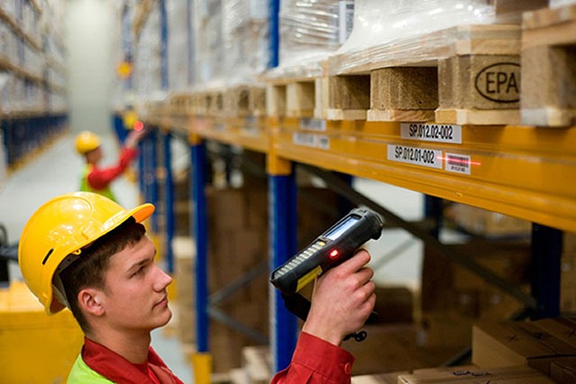 Sử dụng hệ thống quản lý hàng hóa bằng mã vạch hoặc QR code giúp dễ dàng kiểm soát hơn