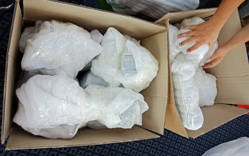 Bước 3: Đặt đồ gốm vào trong thùng carton