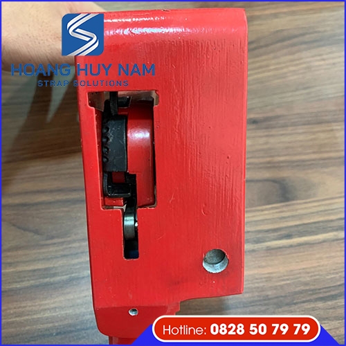 Dụng cụ đóng đai là thiết bị hỗ trợ chính